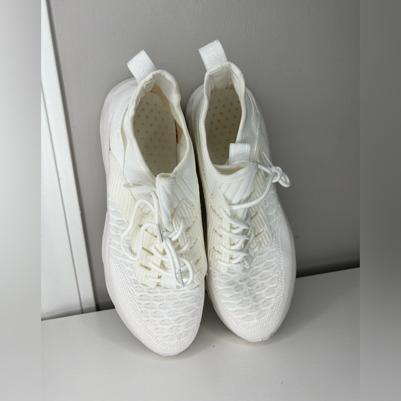 White fashion tennis shoes. Brand New!! Size 42. Light weight running. - Picture 4 of 7